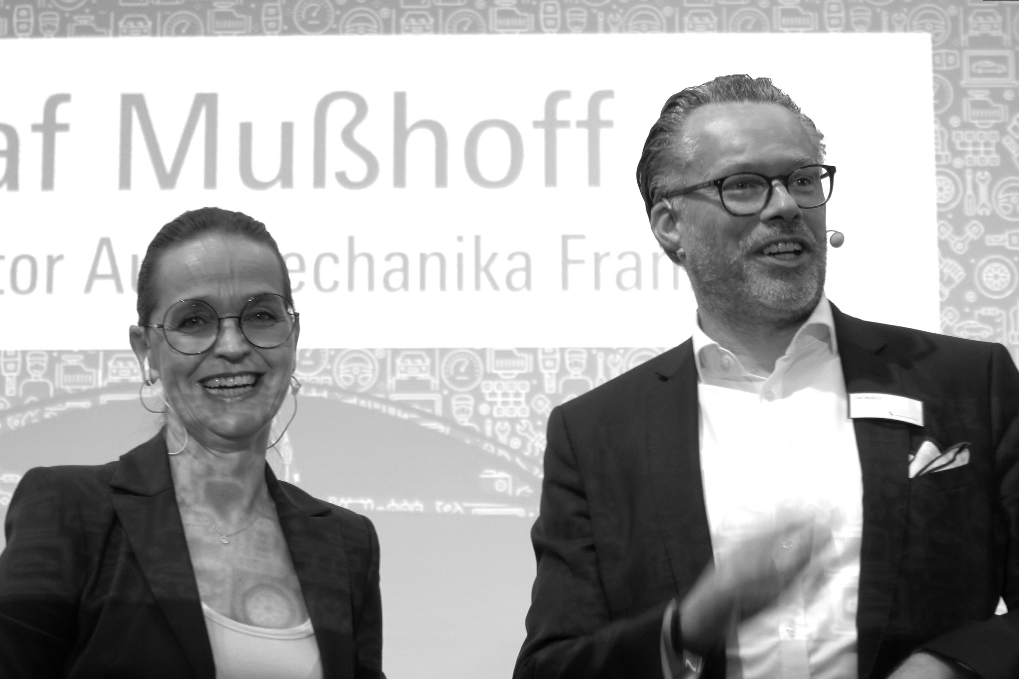 CARINA BASTUCK moderatorin. rednerin. coach.