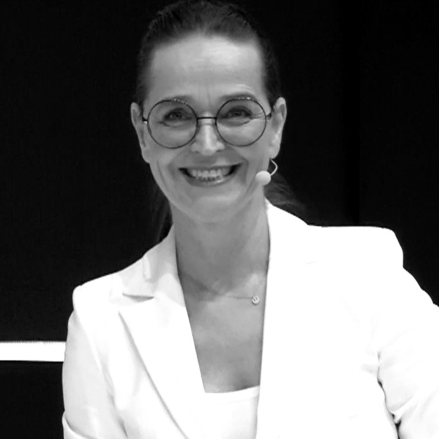 CARINA BASTUCK moderatorin. rednerin. coach.
