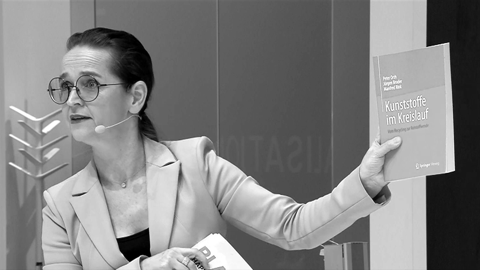 CARINA BASTUCK moderatorin. rednerin. coach.