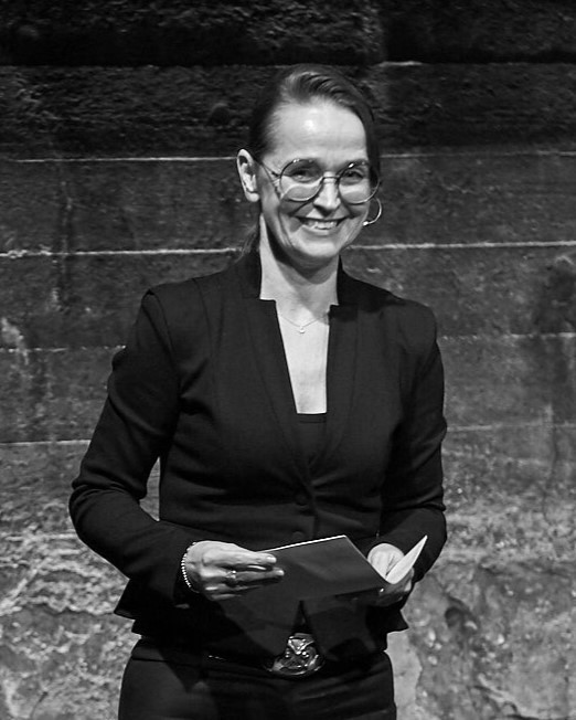 CARINA BASTUCK moderatorin. rednerin. coach.