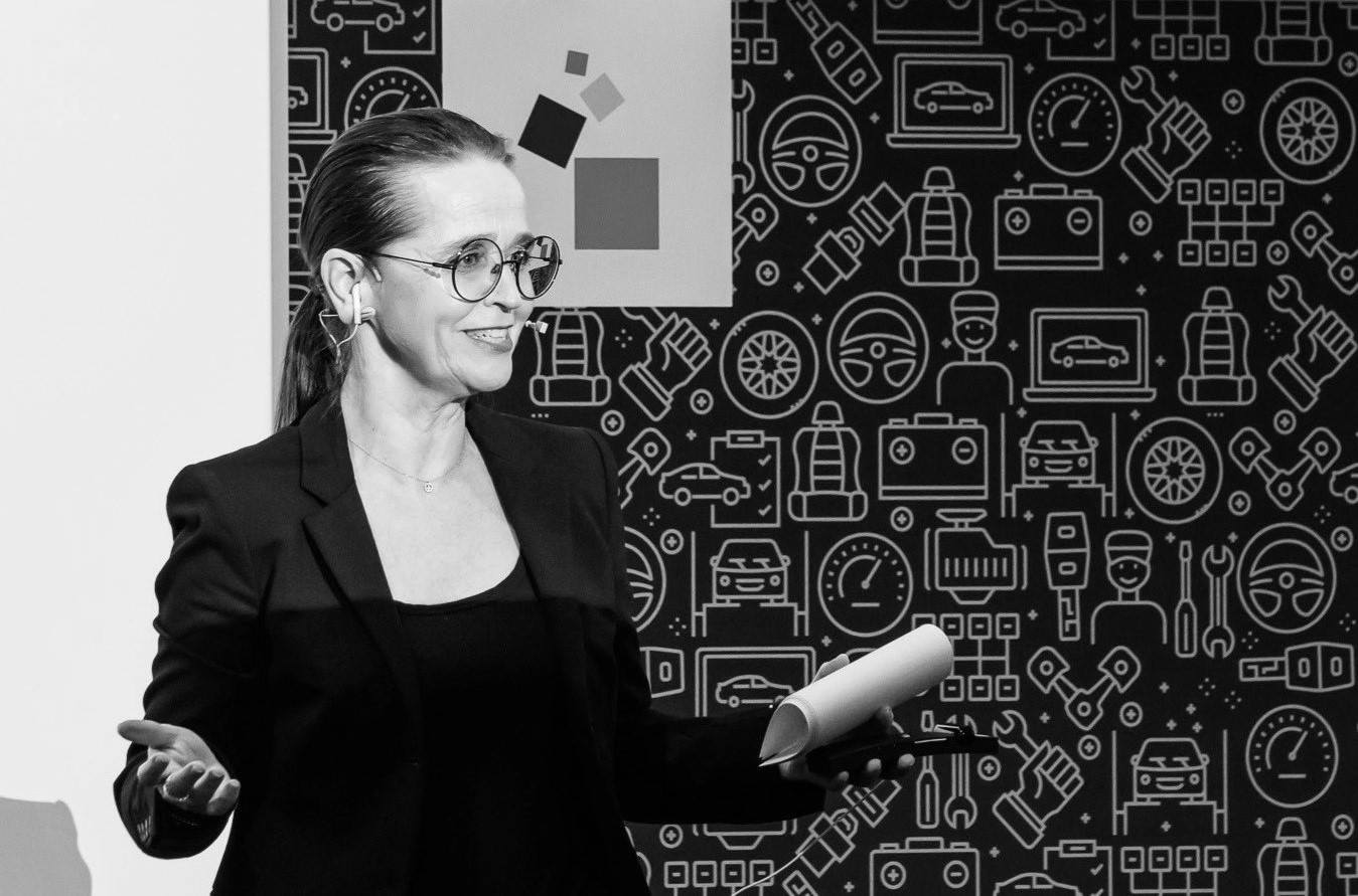 Moderatorin CARINA BASTUCK | Moderation der Academy Bühne Automechanika FFM